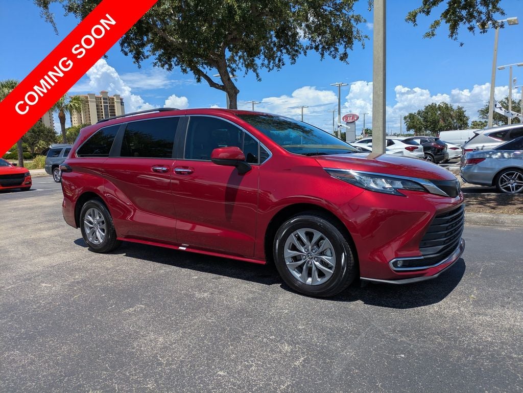 2022 Toyota Sienna XLE 8 Passenger