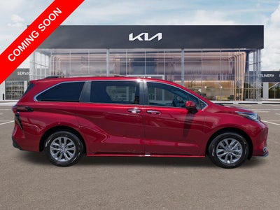 2022 Toyota Sienna XLE 8 Passenger