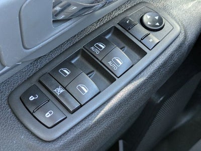 2022 RAM 1500 Classic SLT Crew Cab 4x2 5'7' Box