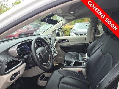 2024 Chrysler Pacifica Hybrid Select