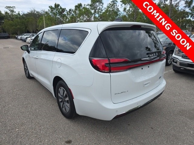 2024 Chrysler Pacifica Hybrid Select
