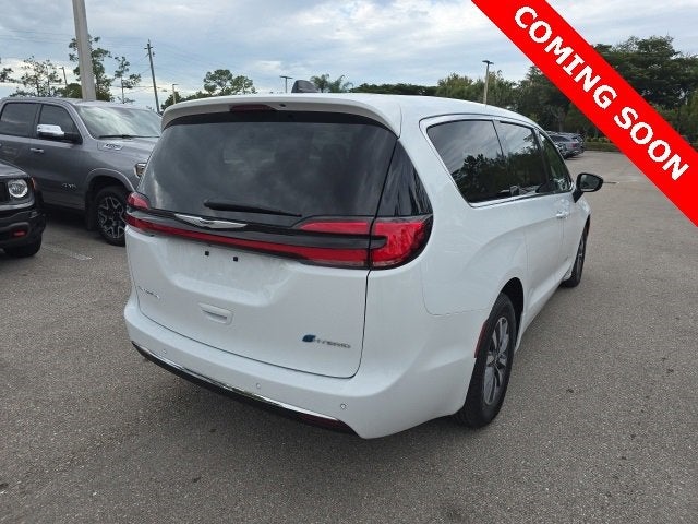 2024 Chrysler Pacifica Hybrid Select